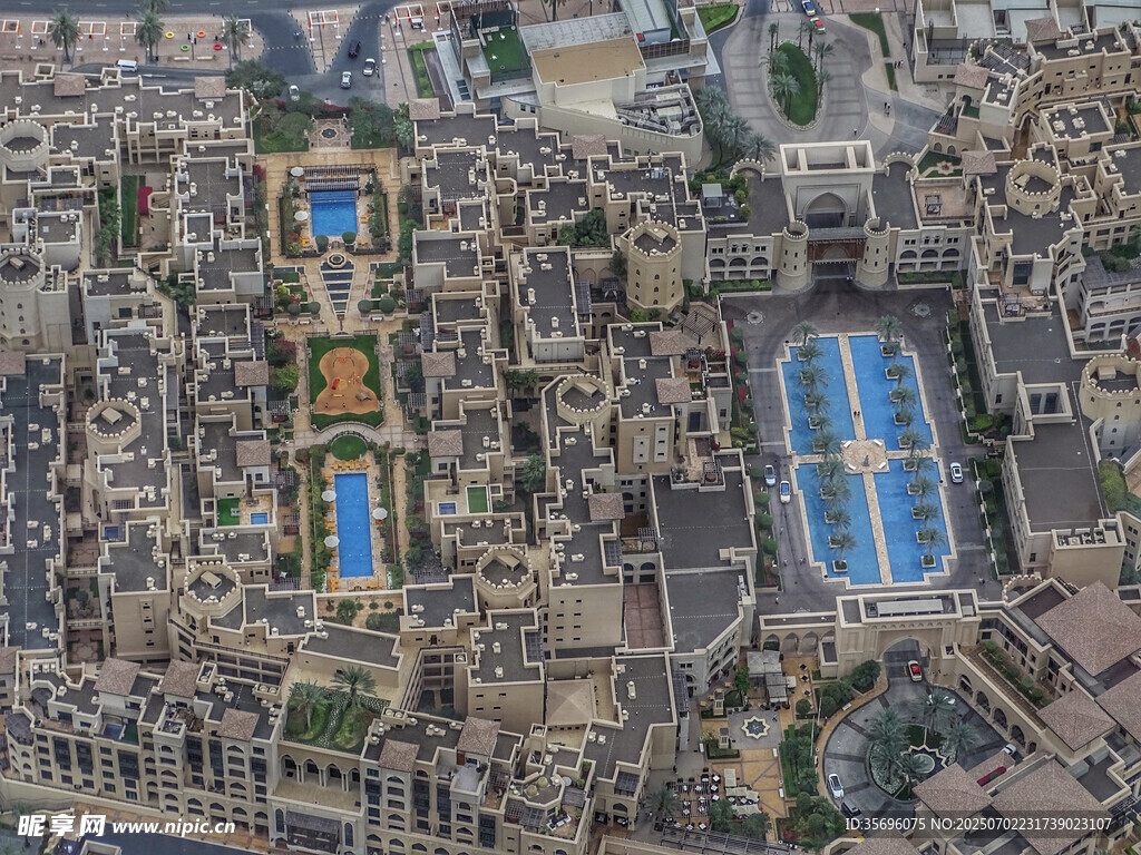 城市建筑与泳池鸟瞰景观