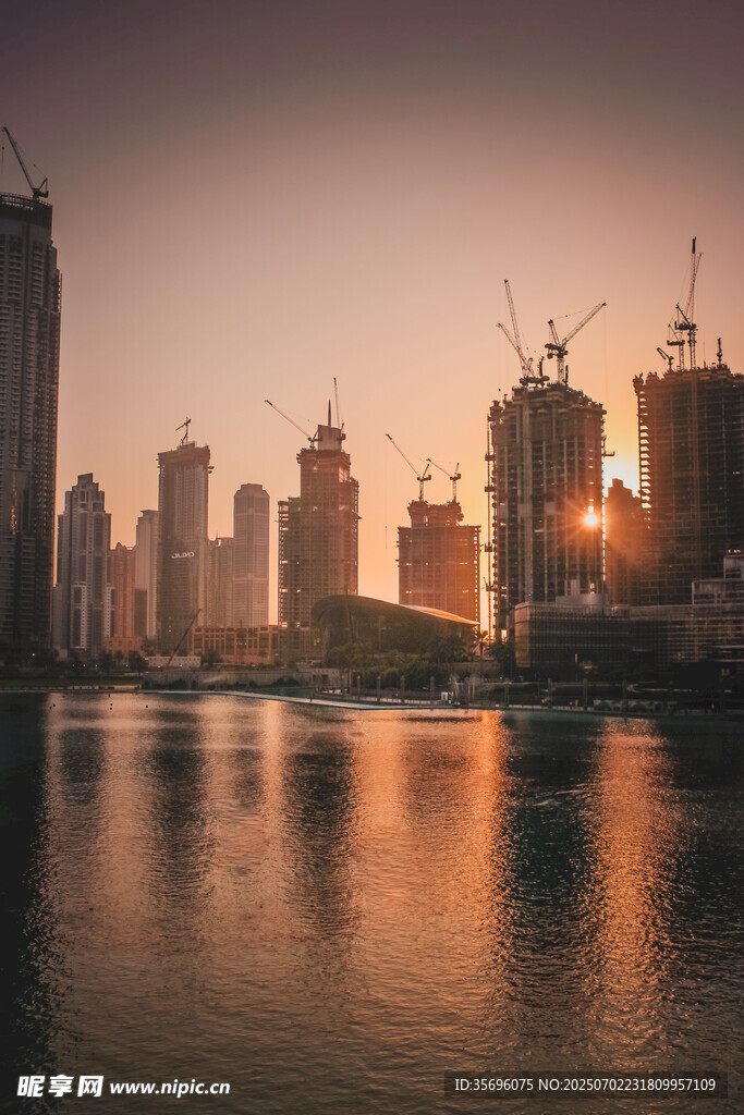黄昏下的城市河畔建筑群