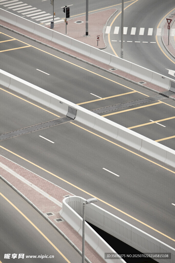 城市高架道路俯瞰景象