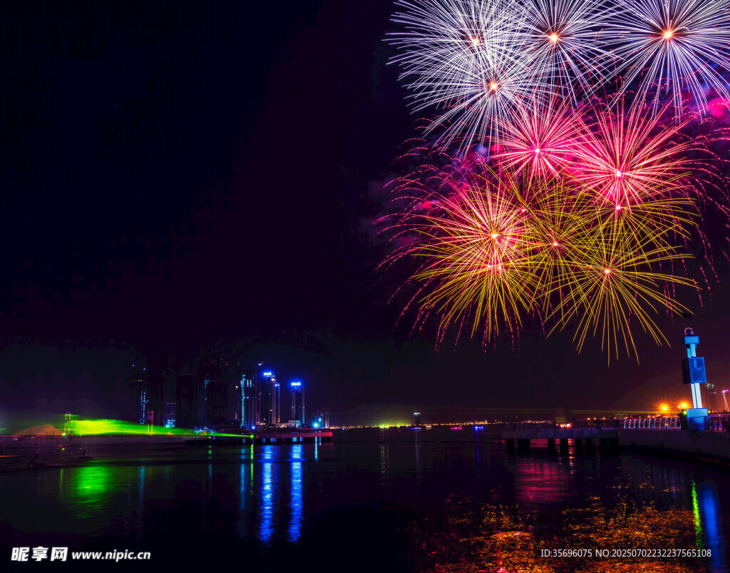 湖畔烟花夜景绚烂绽放