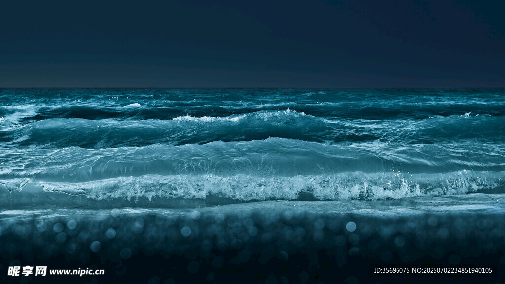 夜晚海浪翻涌的海滨景象