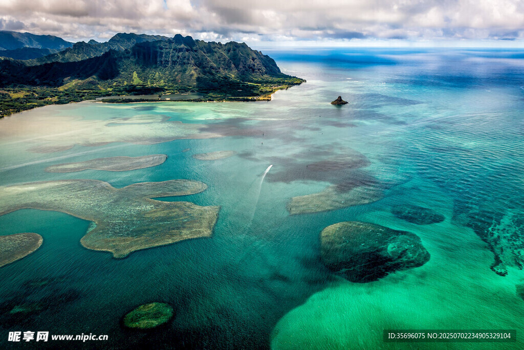 美丽海岛的迷人海景