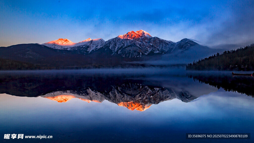 湖畔雪山壮丽日出美景