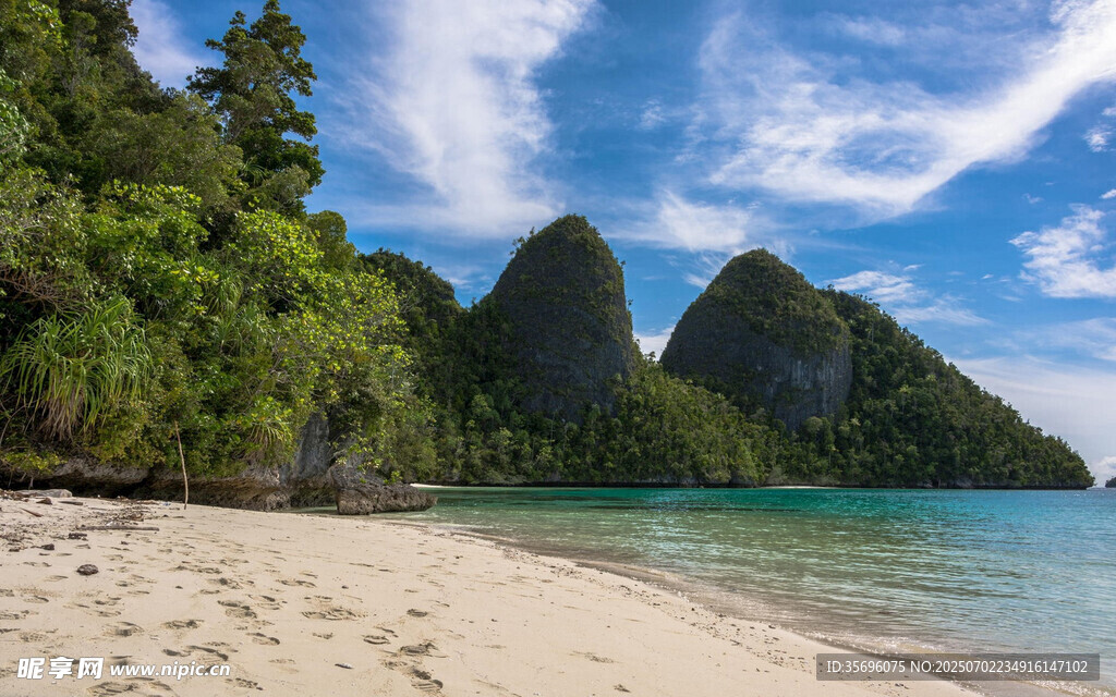 美丽海岛沙滩与青山海景