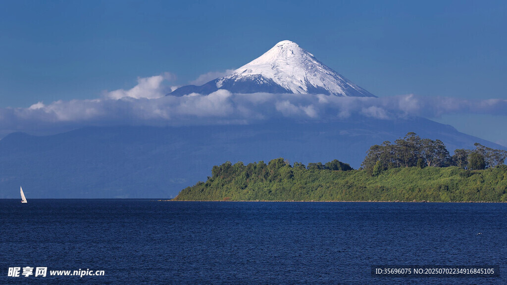 海上雪山美景