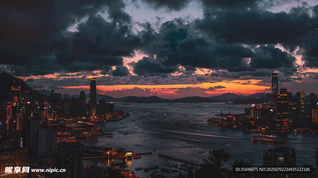 黄昏下的城市河畔美景
