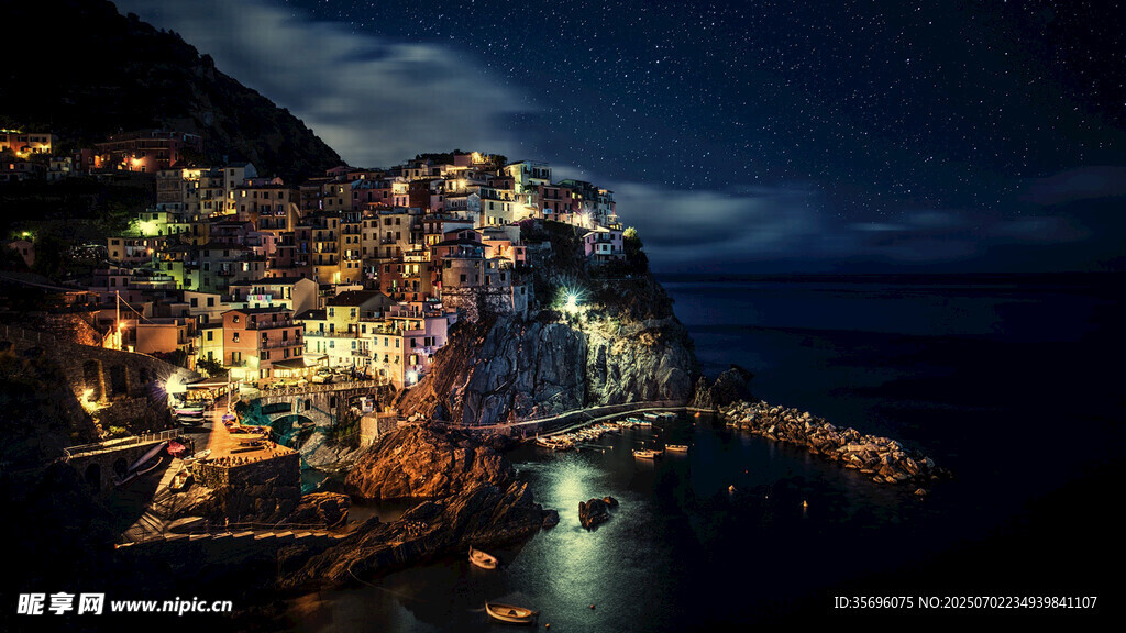 夜幕下的海边小镇美景