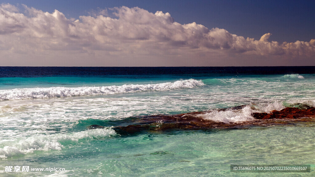 碧海蓝天海浪翻涌美景