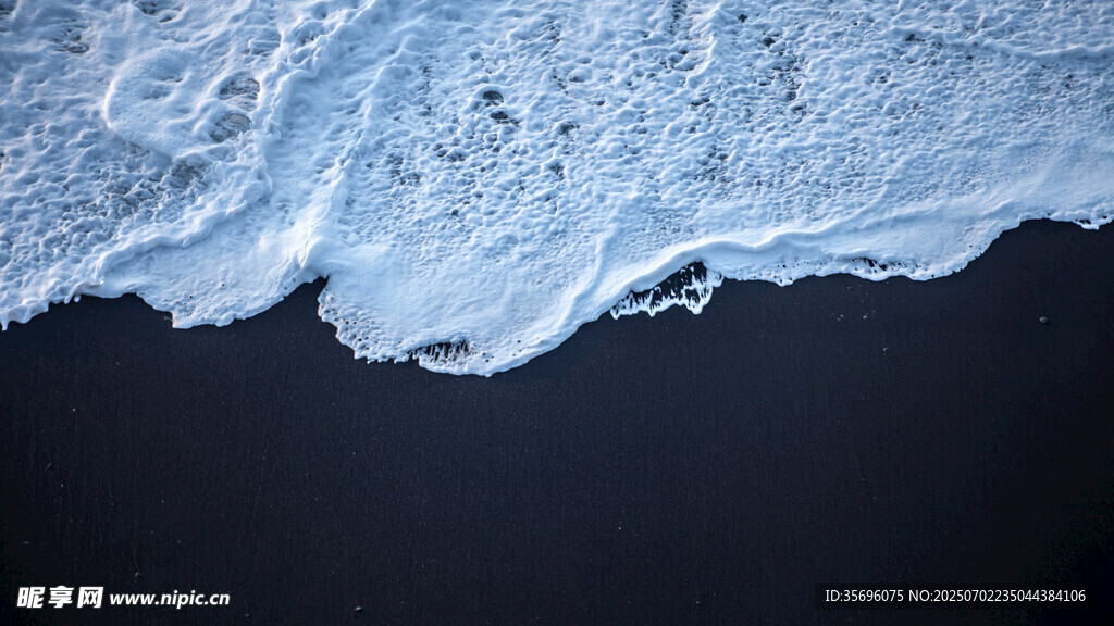 海浪拍打深色背景画面