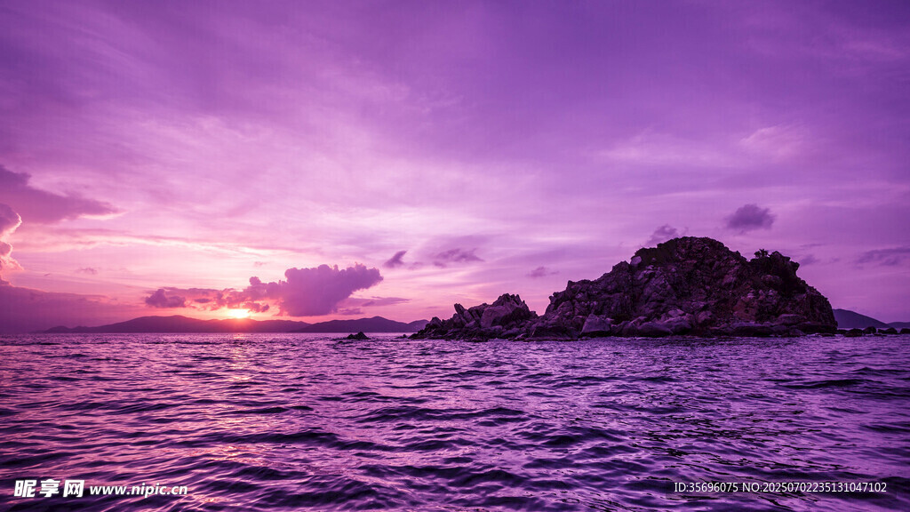 紫色梦幻海上日落美景