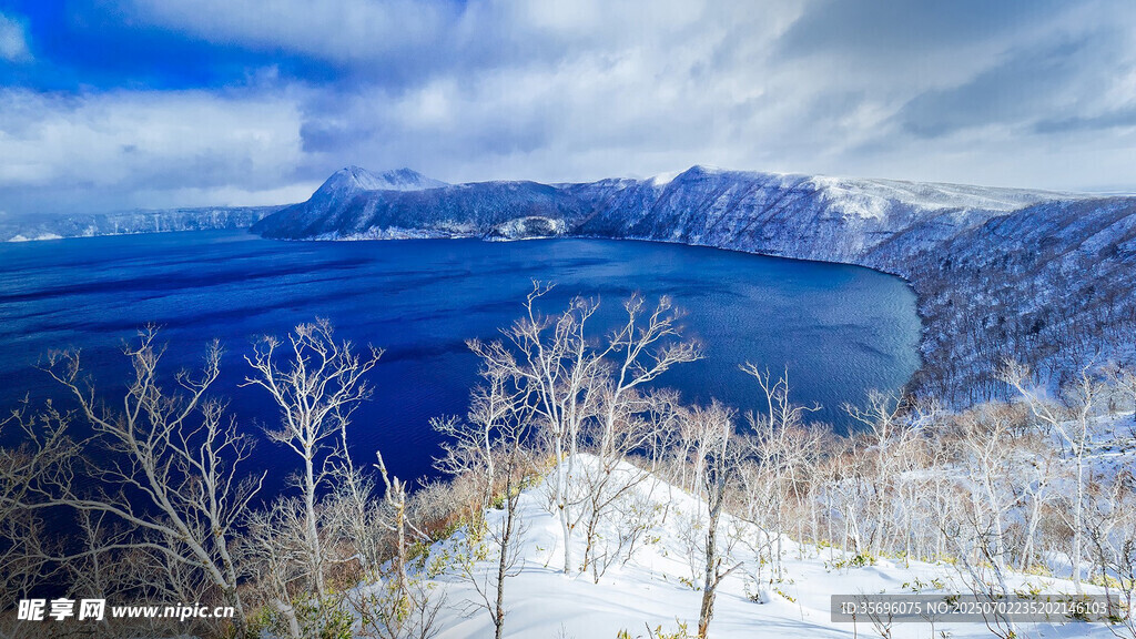 冬日雪山湖泊壮丽景致