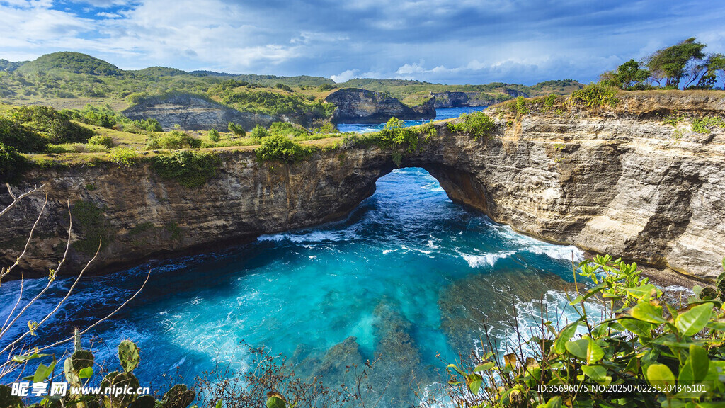 海边天然拱形岩石景观