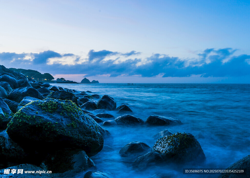 海边礁石与梦幻蓝色海景