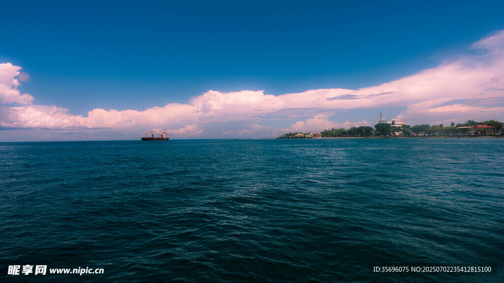 广阔海面与天边云彩美景