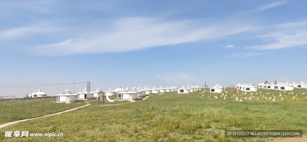 广袤草原上的白色建筑群落