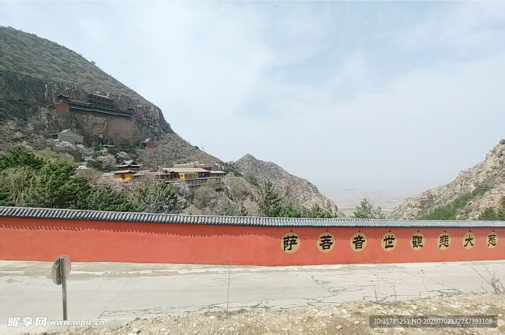 红墙环山景