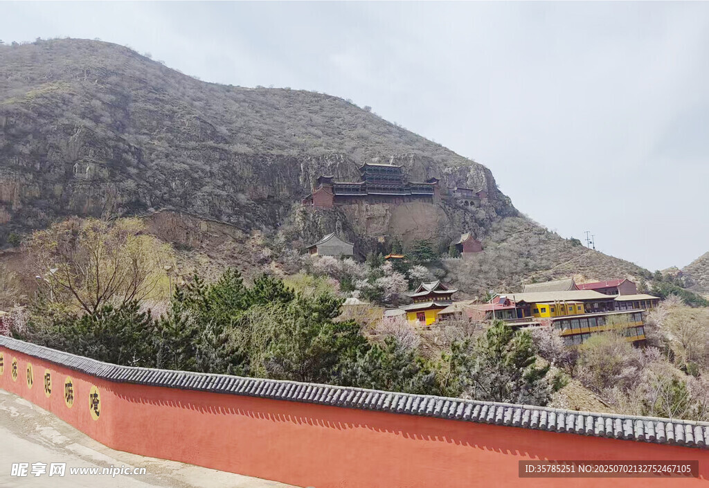 红墙环山处的静谧景致