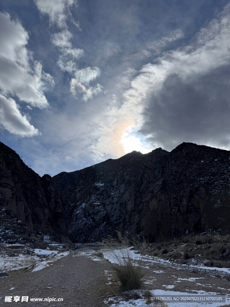 山间雪后初晴的壮丽风景