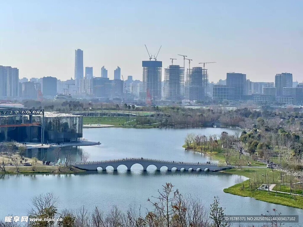 城市河畔的拱桥风景