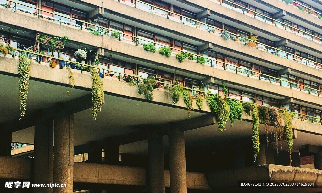 绿植装点的多层建筑外观