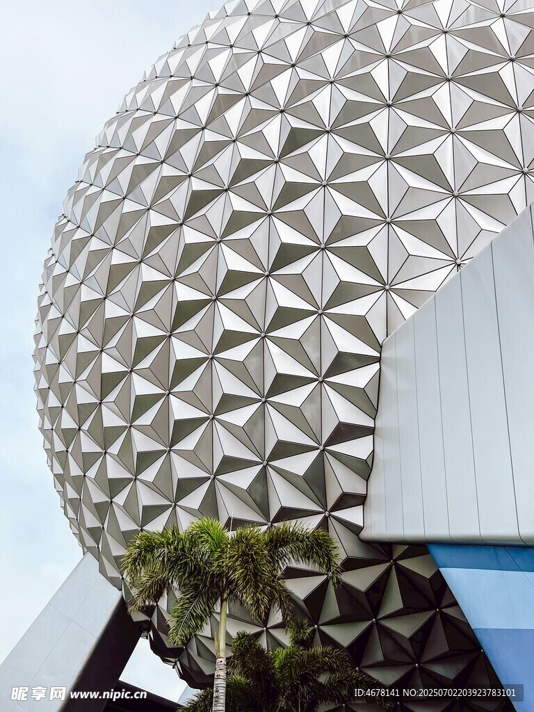 独特几何球形建筑外观