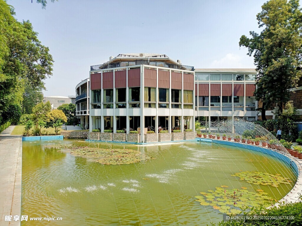 湖畔古典建筑景观