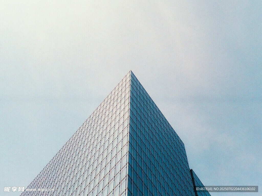 现代摩天大楼的独特视角