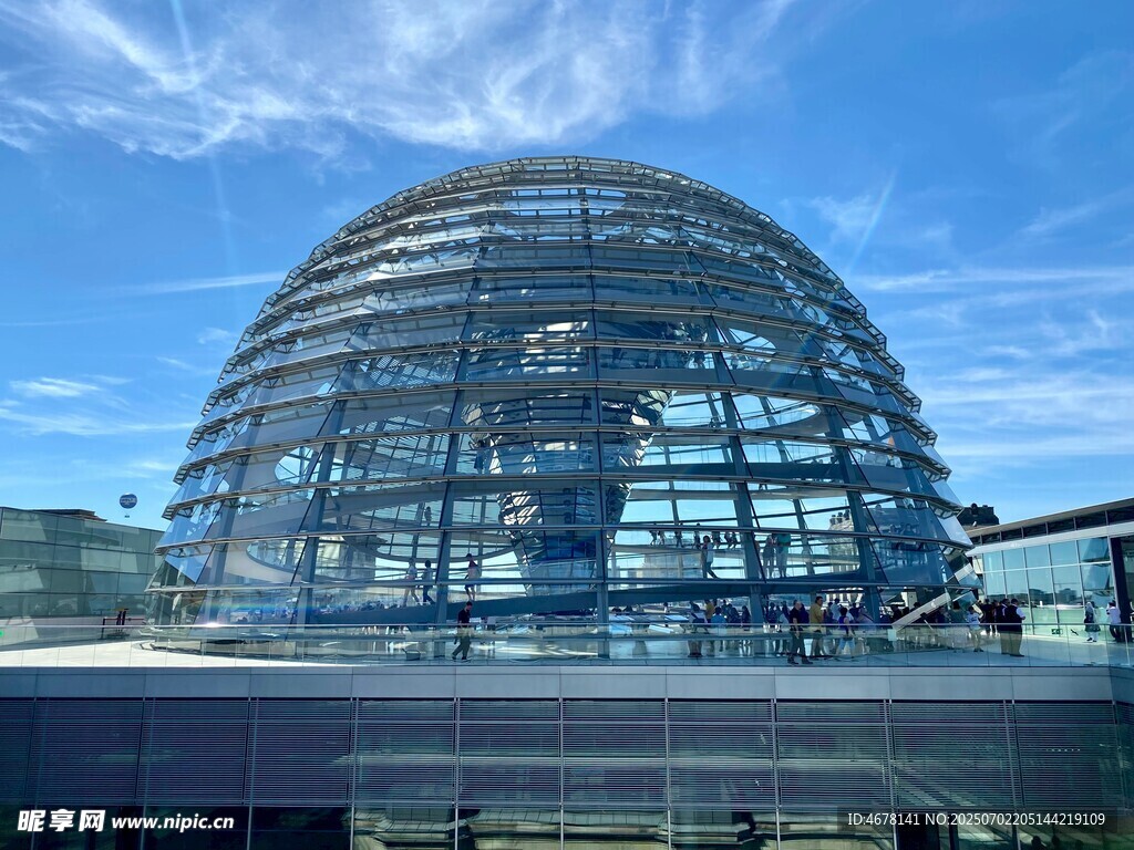 现代玻璃穹顶建筑景观