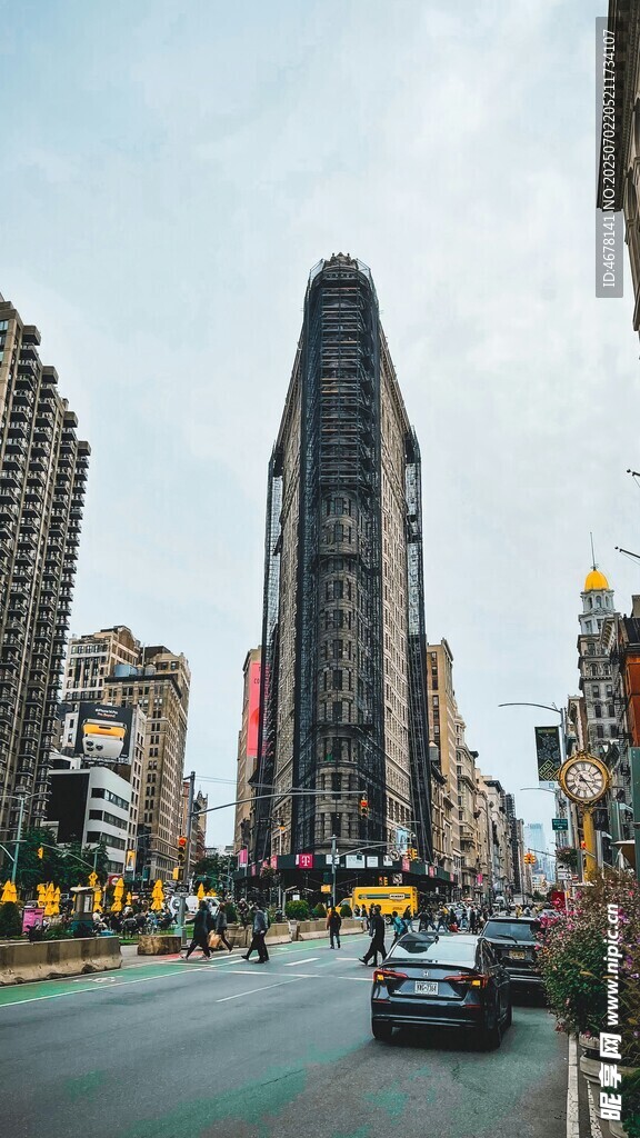 城市繁华街景中的摩天大楼