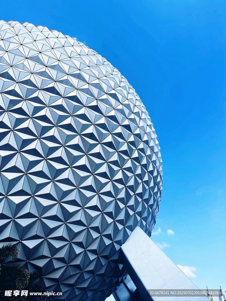 未来感球形建筑外观