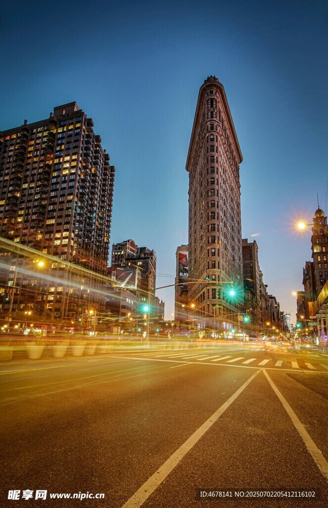 城市夜景中的宽阔道路