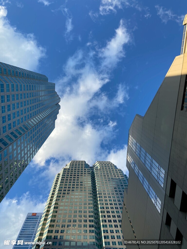 仰望都市摩天大楼