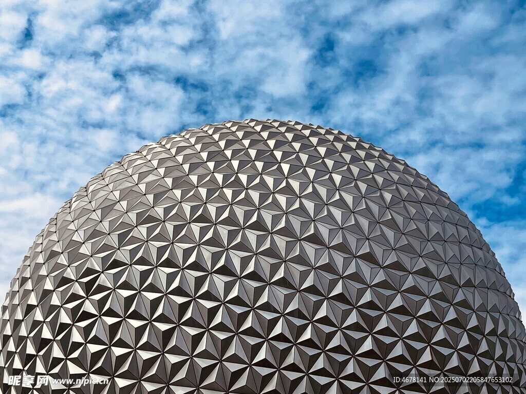 金属质感球形建筑外观