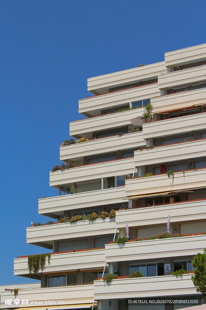 现代多层阶梯式建筑外观