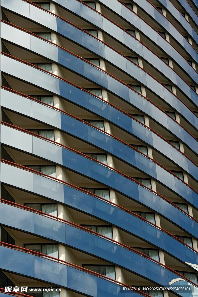 现代风格的金属条纹建筑