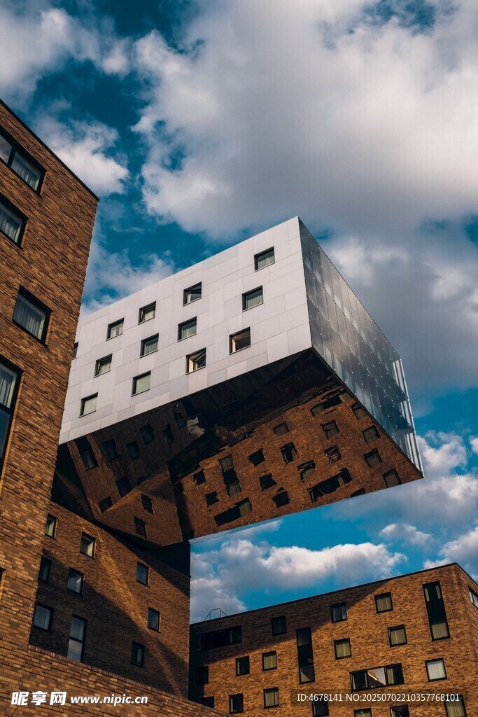 独特倾斜建筑与周边景观