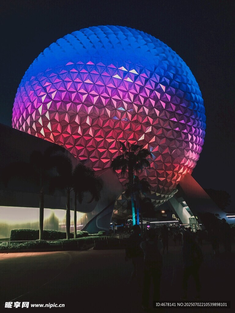 夜晚璀璨的球形建筑景观
