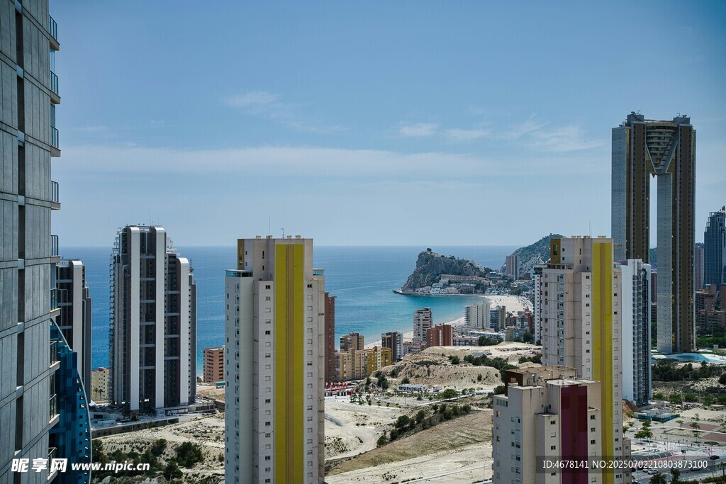 城市高楼与远处海景风光