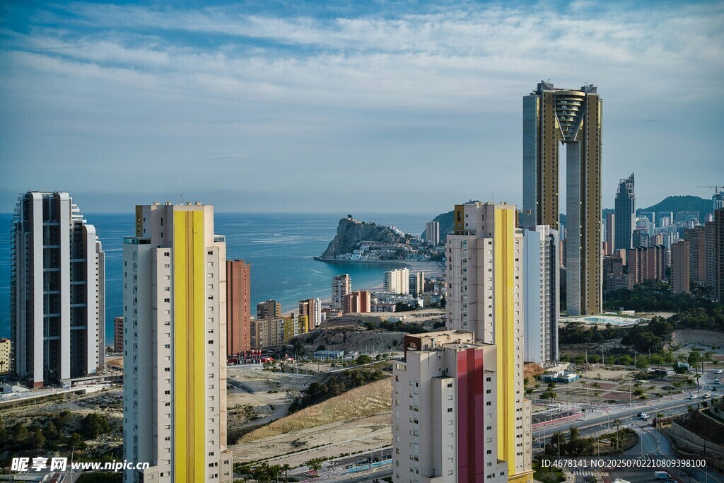 城市高楼与远处海景风光