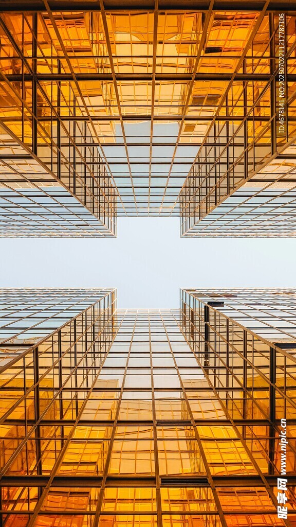 橙色金属框架结构建筑