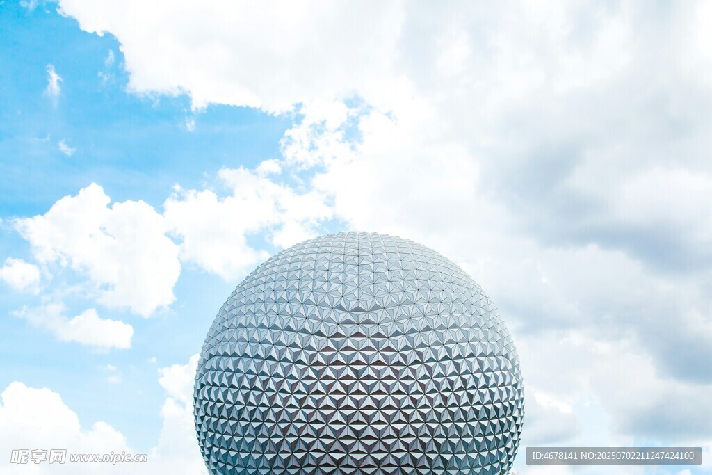 天空下的金属质感圆球