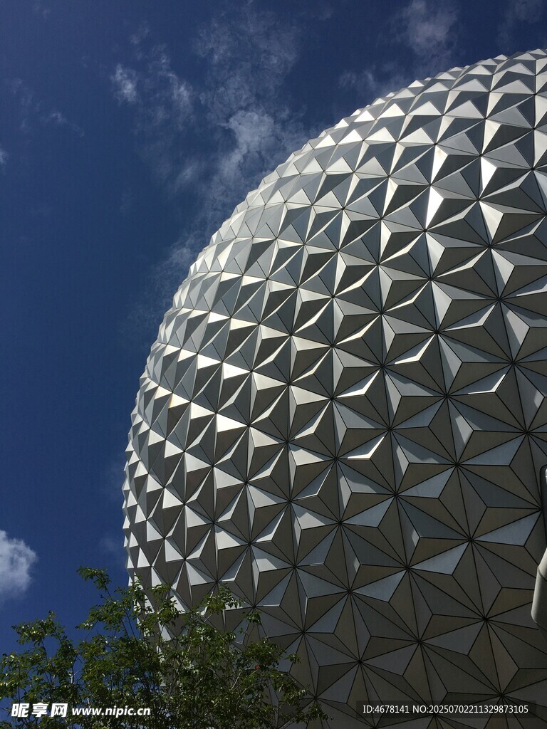 未来感金属球形建筑