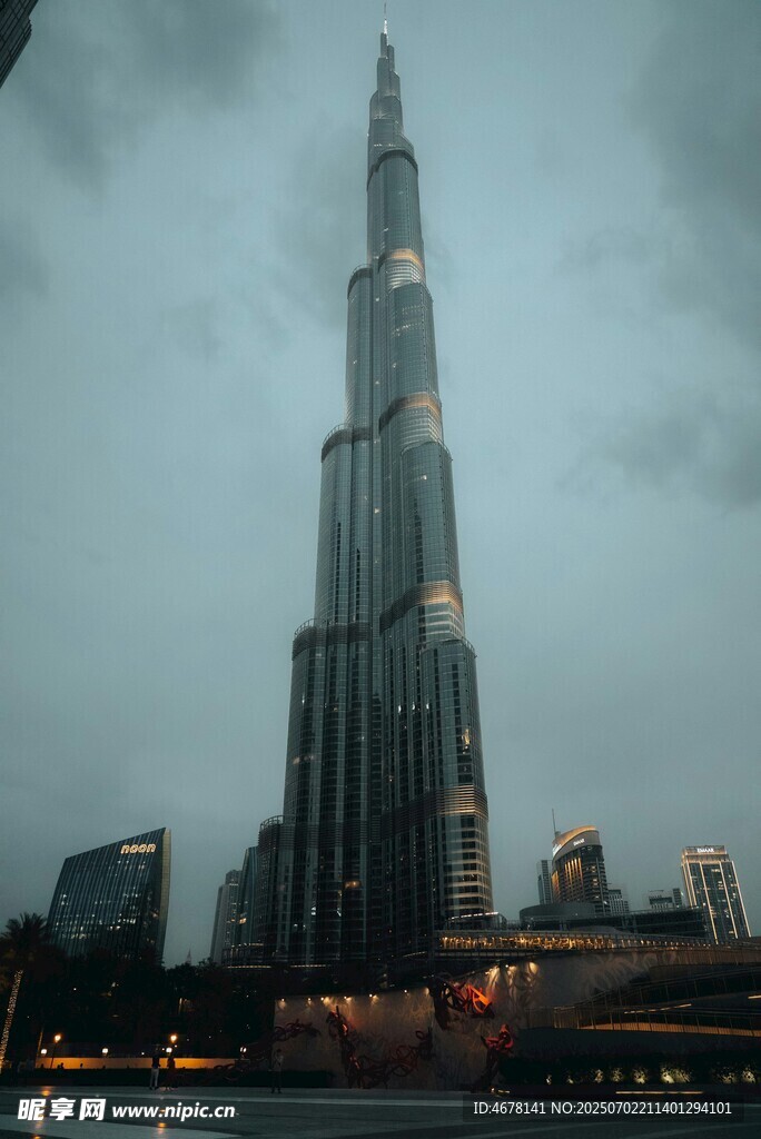 夜幕下的迪拜哈利法塔