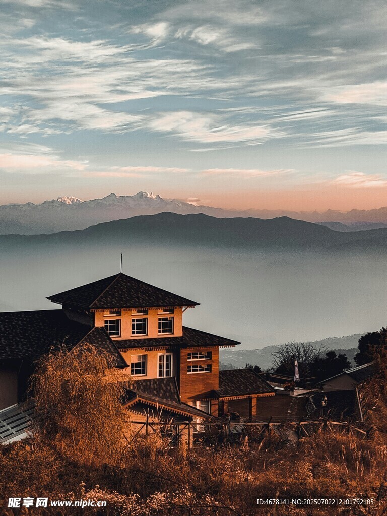 山间小屋的静谧黄昏