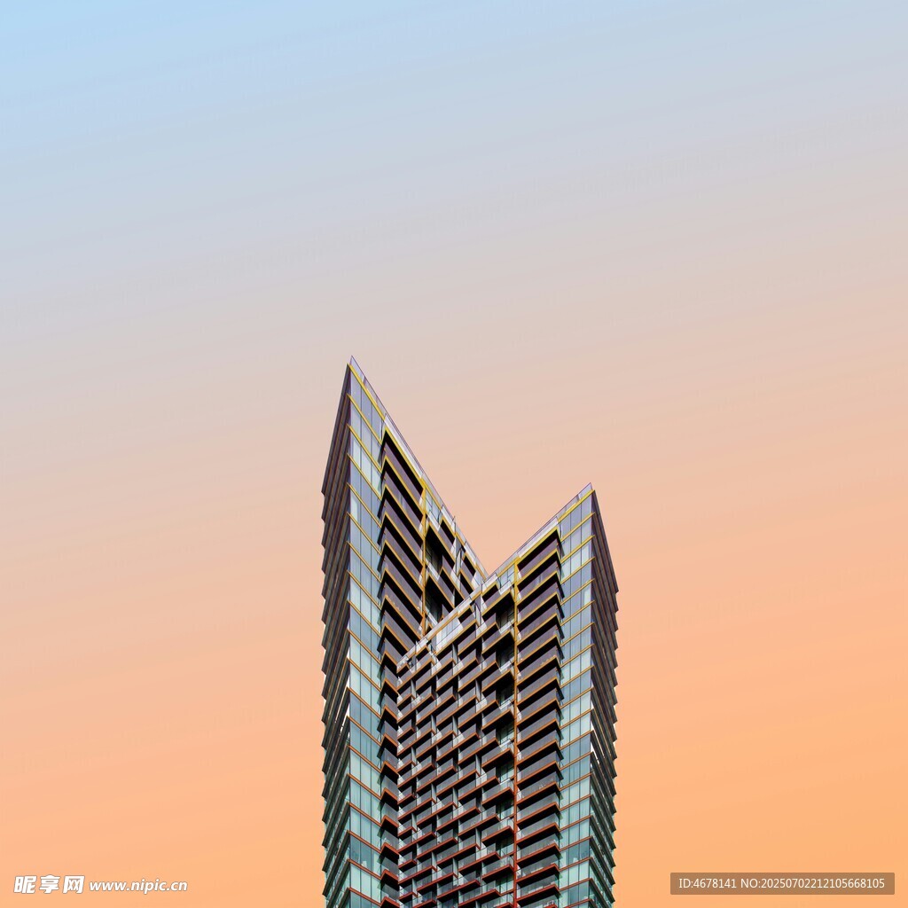 夕阳下的独特造型摩天大楼