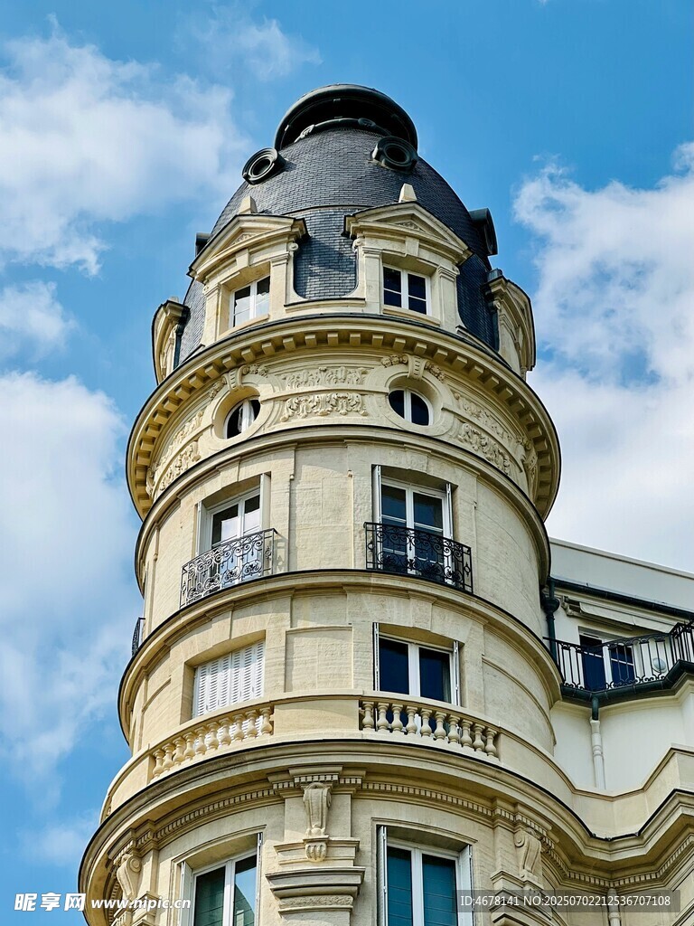 欧式典雅塔楼建筑外观