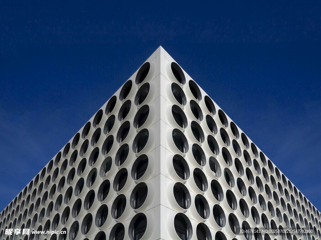 几何孔洞建筑外观特写