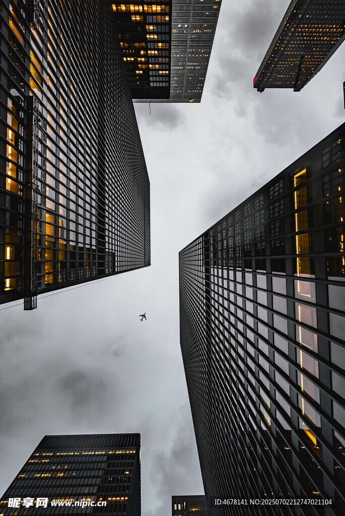 仰视都市高楼大厦景观