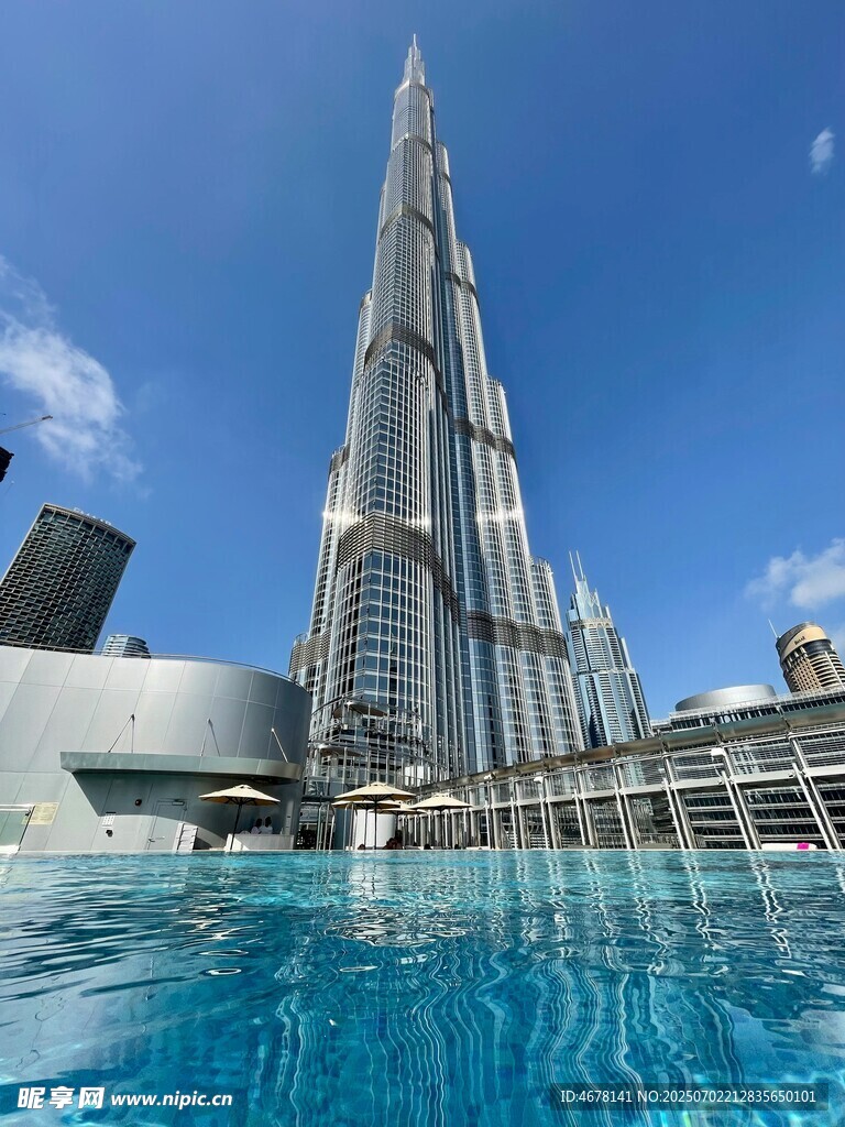 迪拜哈利法塔前的泳池景观