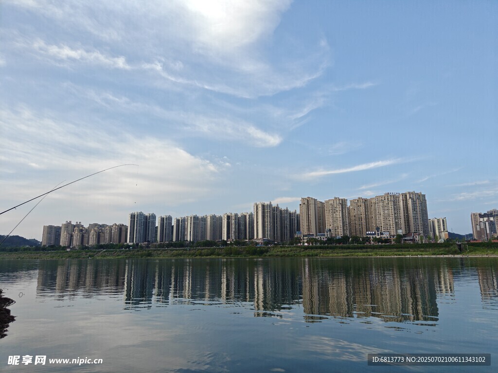 湖畔高楼倒影美景